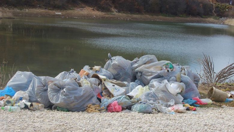 Mbi 100 thasë mbeturina nxirren nga liqeni i Badovcit