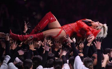 Bebe Rexha kritikohet për veshjen në qilimin e kuq të “MTV EMA”