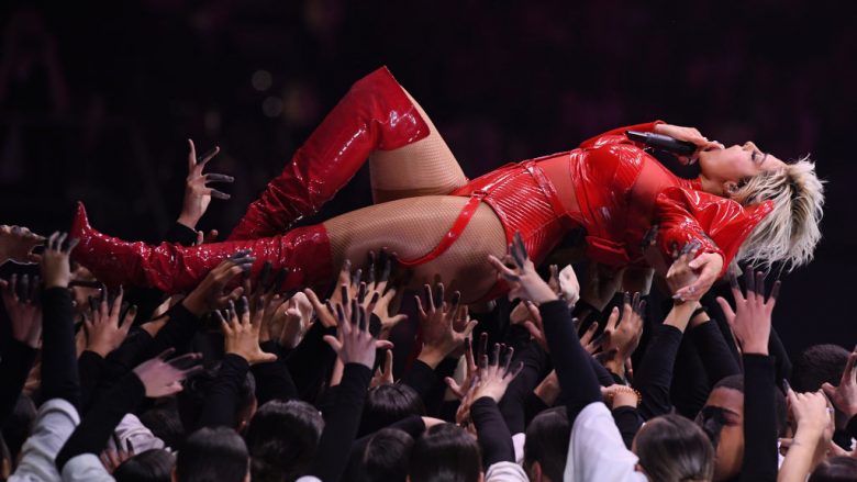 Bebe Rexha kritikohet për veshjen në qilimin e kuq të “MTV EMA”