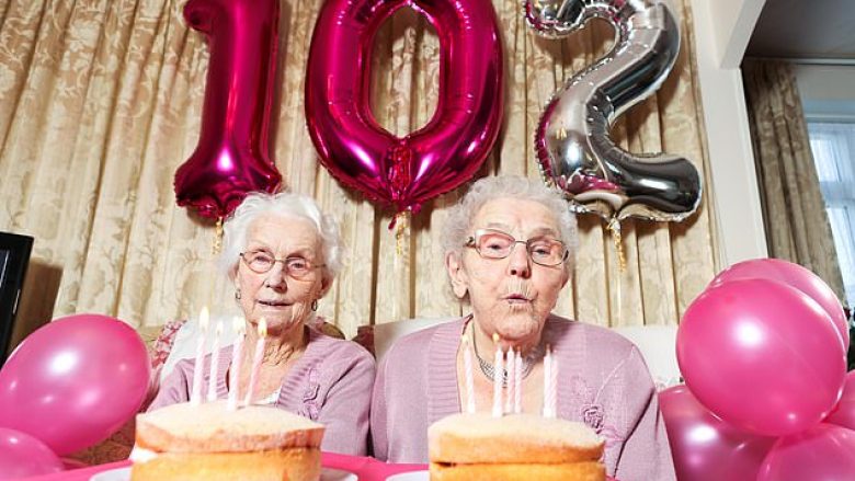 Binjaket më të vjetra britanike panë katër monarkë dhe 20 kryeministra për 102 vjet, zbulojnë sekretin e jetëgjatësisë së tyre (Foto)