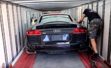 Bleu Audi R8 të bllokuar, nuk po mund ta kryej as intervenimin më të vogël (Video)