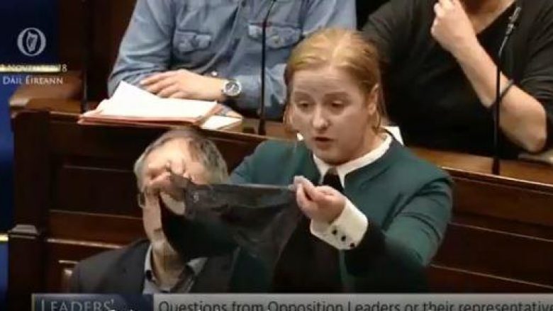 Shkak përdhunimi i një 17-vjeçareje, deputetja irlandeze hap një palë tanga gjatë një seance parlamentare (Video)