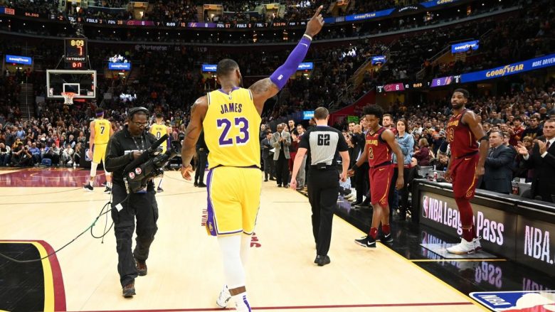 LeBron James fundos ish-skuadrën, Lakers triumfon kundër Cavaliers