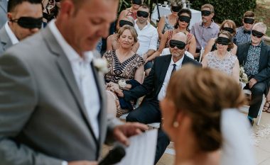 Dasmorët mbyllën sytë gjatë ceremonisë, u solidarizuan me nusen që ka shikim të dobësuar dhe nuk e ka parë kurrë burrin (Video)