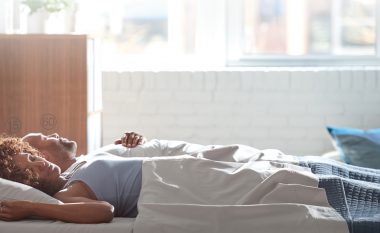 Ata që flenë më shumë se tetë orë janë më të rrezikuar nga vdekja e parakohshme