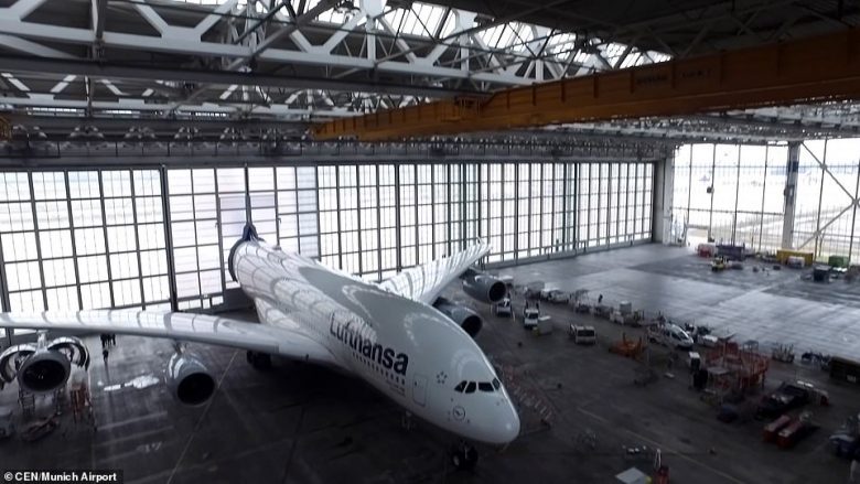 Dyert speciale të hangarit, mundësojnë mbylljen brenda edhe të aeroplanëve gjigantë (Foto)