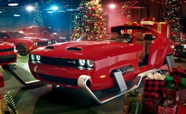 Fillojnë reklamat e fund vitit, Dodge tregon makinën që do ta shfrytëzojë plaku i vitit të ri (Video)