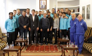 Ministri Gashi porositi basketbollistët e Prishtinës për angazhim maksimal në garat ndërkombëtare