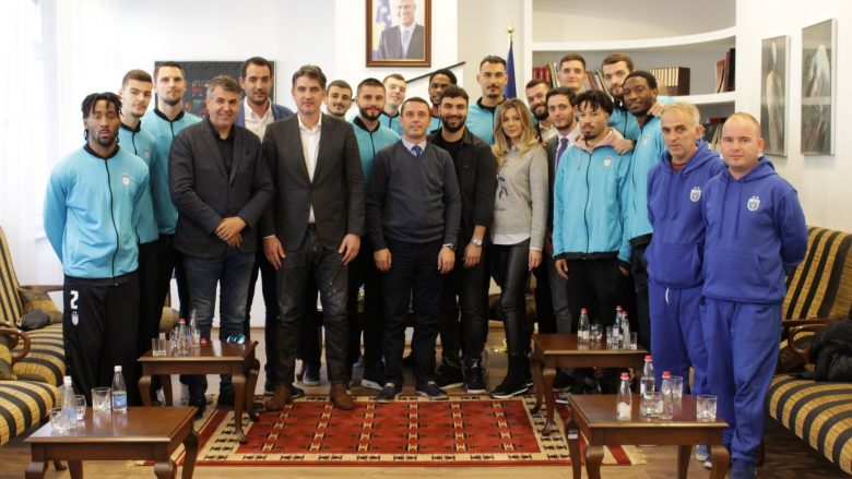 Ministri Gashi porositi basketbollistët e Prishtinës për angazhim maksimal në garat ndërkombëtare