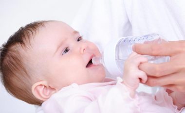 Bebes nuk bën t’i jepni ujë asnjëherë sepse mund të jetë fatale për të
