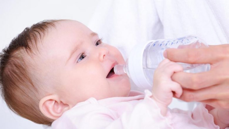 Bebes nuk bën t’i jepni ujë asnjëherë sepse mund të jetë fatale për të