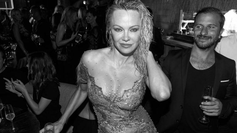Pamela Anderson e zhveshur thotë se askush nuk është i ndershëm