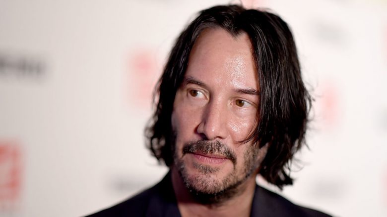 Keanu Reeves në krah të një vajze misterioze