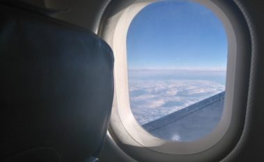 Kërkoi të ulet pranë dritares, stjuardesat ia ‘zgjidhën’ problemin (Foto)