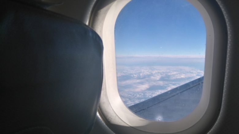 Kërkoi të ulet pranë dritares, stjuardesat ia ‘zgjidhën’ problemin (Foto)