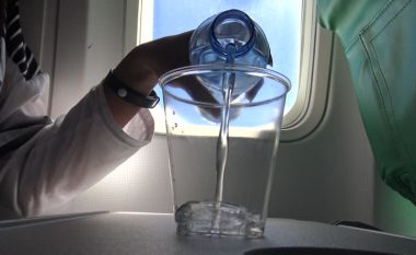 Kërkoi një gotë ujë, stjuardesa e shërbeu me disa akuj: “Prit sa të shkrihen” (Foto)