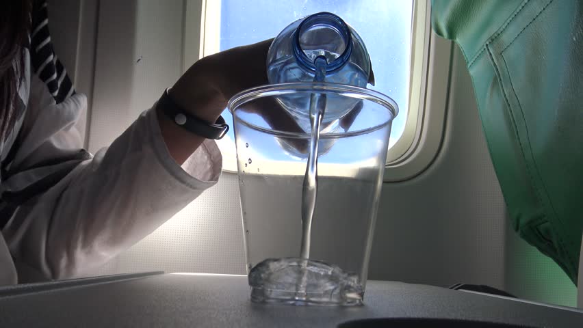 Kërkoi një gotë ujë, stjuardesa e shërbeu me disa akuj: “Prit sa të shkrihen” (Foto)