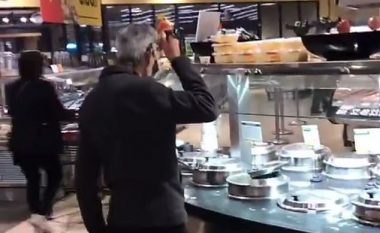 Klienti i pështirë piu supë me garuzhdë në kuzhinën e super-marketit (Video)