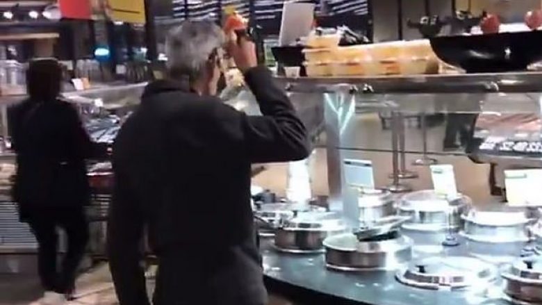 Klienti i pështirë piu supë me garuzhdë në kuzhinën e super-marketit (Video)