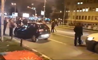 Incident para Kuvendit të Maqedonisë, pensionistët godasin veturat (Video)