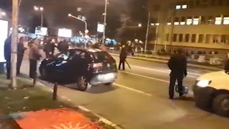 Incident para Kuvendit të Maqedonisë, pensionistët godasin veturat (Video)