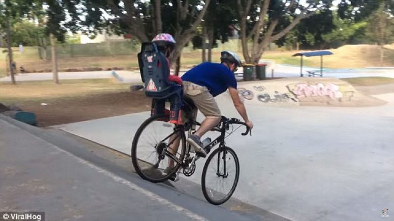 Lëshohet me biçikletë nëpër shkallë, pa u brengosur për të bijën që ndodhej në karrigen prapa (Video)