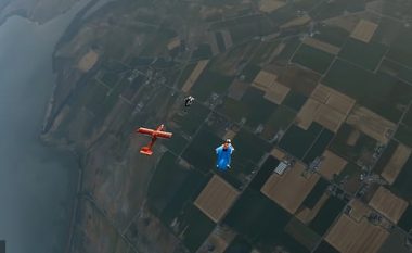 Lëshuesit me kostum u kapën për krahët e aeroplanit, derisa ndodheshin në 4,000 metra lartësi (Video)