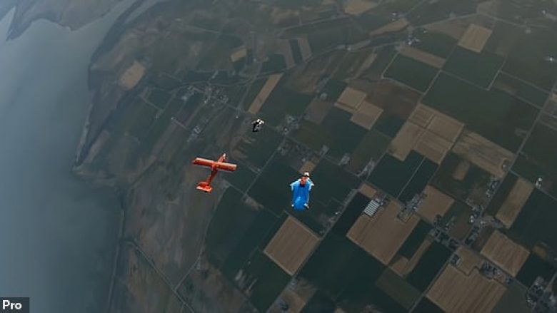 Lëshuesit me kostum u kapën për krahët e aeroplanit, derisa ndodheshin në 4,000 metra lartësi (Video)