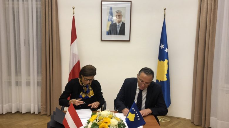 Kosova dhe Austria nënshkruajnë katër marrëveshje për projektet për ujë të pijes dhe trajtim të ujërave të zeza