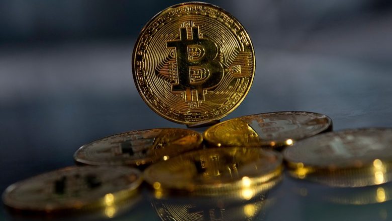 Rënia e Bitcoin s’ka të ndalur
