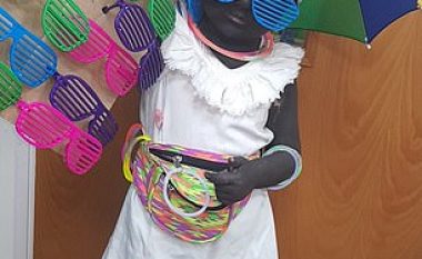 Maskoi të bijën si shitëse plazhi, kritikohet për racizëm dhe përbuzje (Foto)