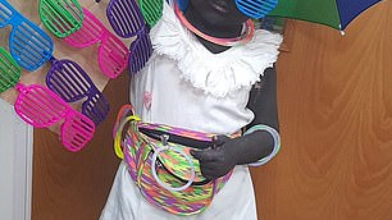 Maskoi të bijën si shitëse plazhi, kritikohet për racizëm dhe përbuzje (Foto)