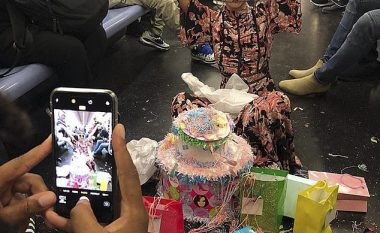 Mblodhi shoqet për të festuar ditëlindjen në tren (Video)
