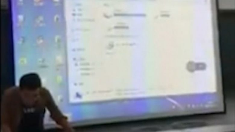 Mësimdhënësi lëshoi pa dashje material pornografik para nxënësve (Video)