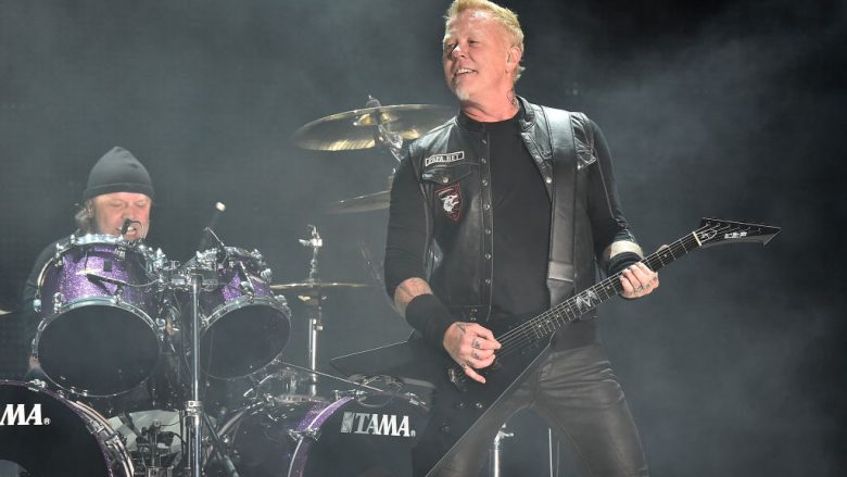 Metallica dhuron 100 mijë euro për t’i ndihmuar kalifornianët pas dëmeve të shkaktuara nga zjarri