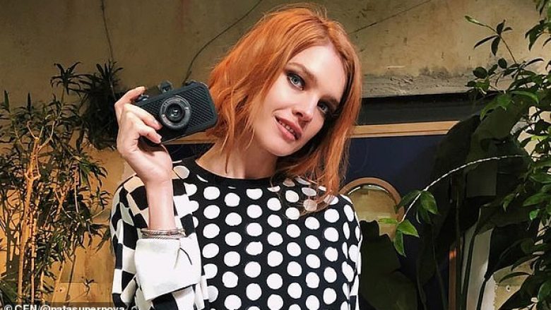 Modeles ruse iu zhdukën këmbët në ‘selfien’ para pasqyrës (Foto)