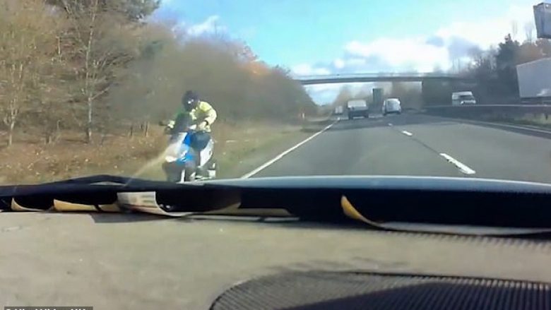 Motoçiklisti i pamend voziti në drejtim të kundërt nëpër autostradë (Video)