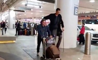 Njeriu më i gjatë në botë: Turku dy metra e gjysmë, përdori patericën kur arriti në aeroport (Video)