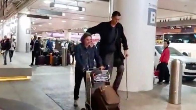 Njeriu më i gjatë në botë: Turku dy metra e gjysmë, përdori patericën kur arriti në aeroport (Video)