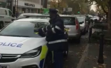 Njësiti patrullues parkuan makinën në hapësirë për persona me nevoja të veçanta, marrin tiketë nga kolegu tyre (Video)