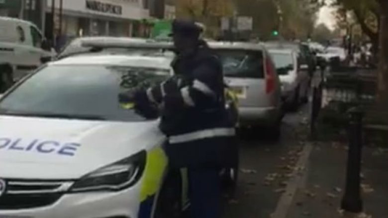 Njësiti patrullues parkuan makinën në hapësirë për persona me nevoja të veçanta, marrin tiketë nga kolegu tyre (Video)