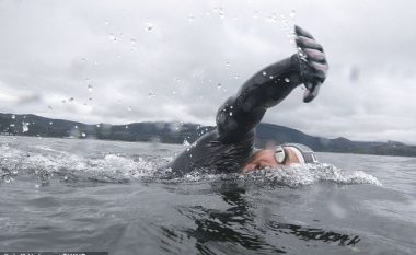Notoi mbi 3,200 kilometra për 157 ditë, i pari që notoi përreth Britanisë së Madhe (Video)