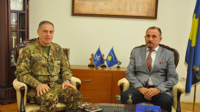 Ministri Mustafa dhe komandanti i KFOR-it flasin për sigurinë në Kosovë