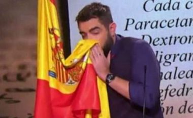 Paraqitet para gjykatës humoristi spanjoll, fryu hundën në flamurin e Spanjës si pjesë e një skeçi (Video)