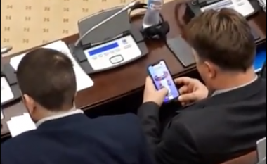 Petre Shilegov argëtohej në telefon gjatë debatit për ndotjen e ajrit (Video)