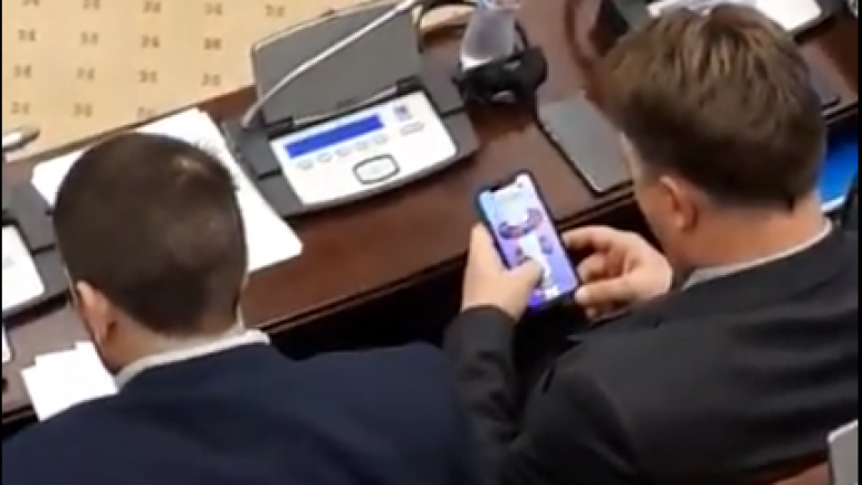 Petre Shilegov argëtohej në telefon gjatë debatit për ndotjen e ajrit (Video)