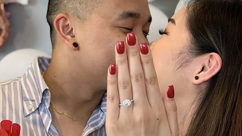 Pranoi propozimin për martesë, por jo edhe të fotografohej me unazë në gisht – kushërira nuk e la pa fotografi të fejesës (Foto)