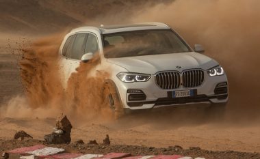Rikrijohet në shkretëtirë pista e njëjtë sikur ajo në Itali, për ta reklamuar BMW X5 të ri (Video)