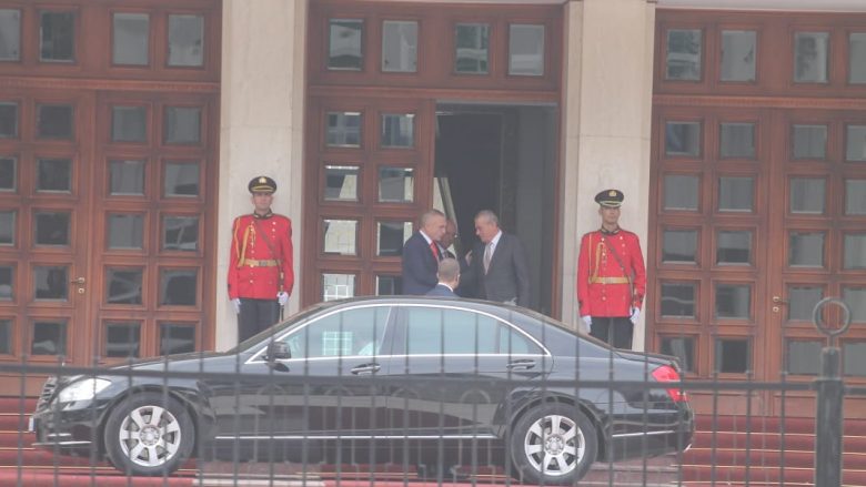 Presidenti Meta takohet me kryeparlamentarin Ruçi