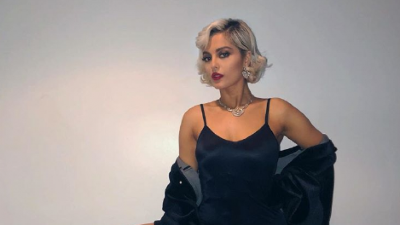 Bebe Rexha pozon me fustan të 40 dollarëve e gjerdan diamanti 250 mijë dollarësh